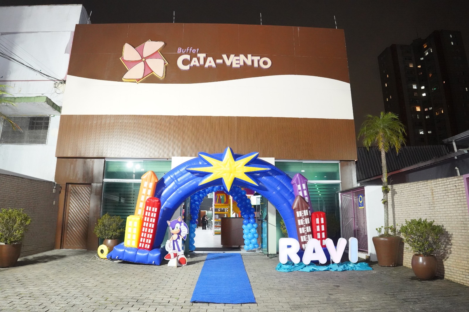 Transforme a entrada da festa em um verdadeiro cenário - Max Produções